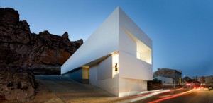 House-on-the-Castle-Mountainside-by-Fran-Silvestre-Arquitectos-00(www.archiscene.net)